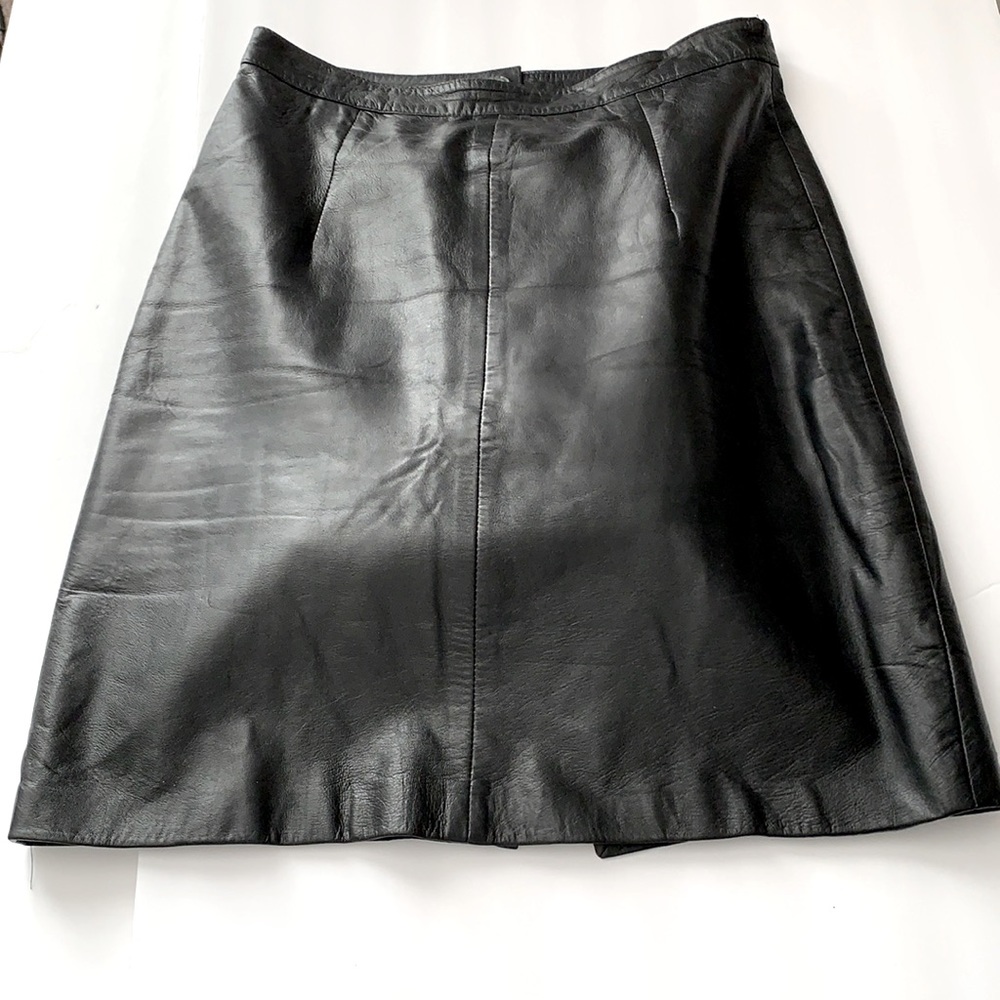 Short leather skirt fully lined.